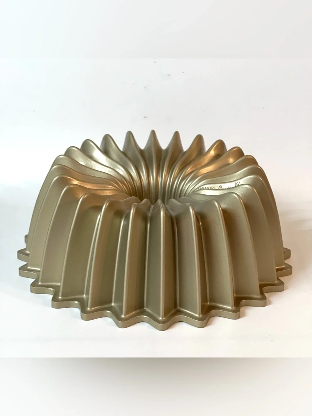 Nordic Ware Brilliance Bundt Cake Cast Aluminum Pan Gold Finish 5 Cups USA 8 in